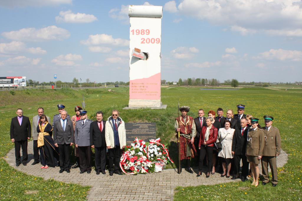 Wspólne zdjęcie przy pomniku "Wrota Wolności" w Kobylanach