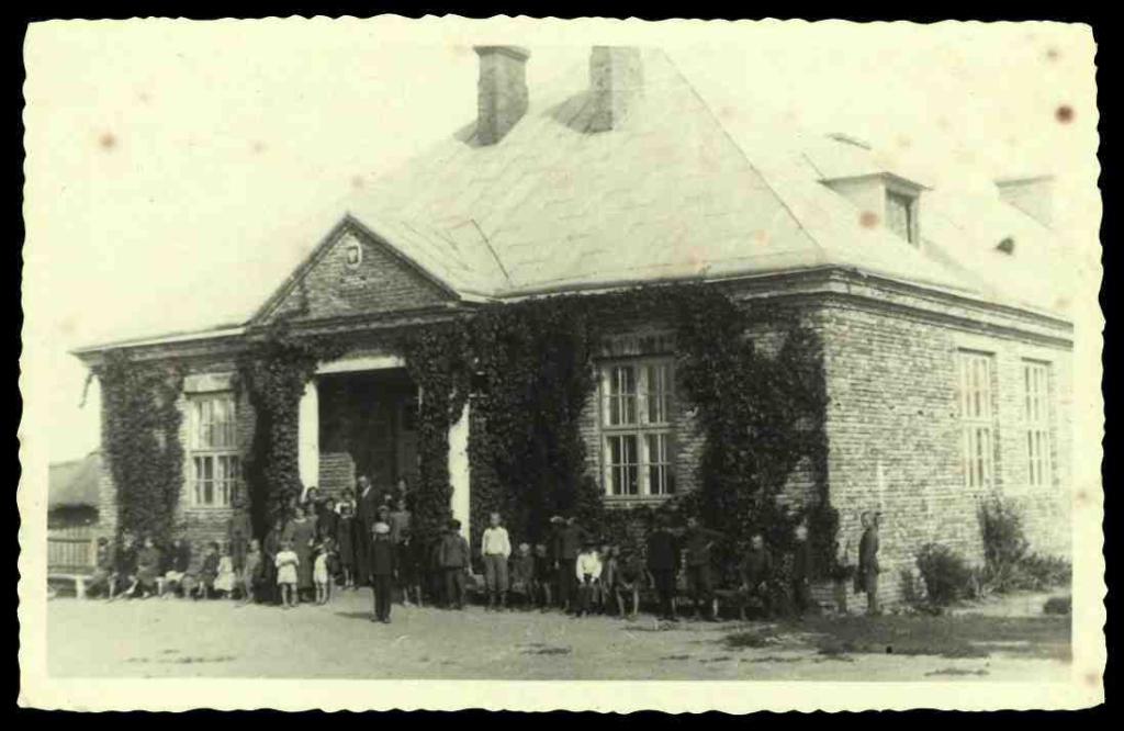 Budynek szkoły w Koroszczynie, ok. 1937. Fotografia ze zbirów Bialskiej Biblioteki Cyfrowej