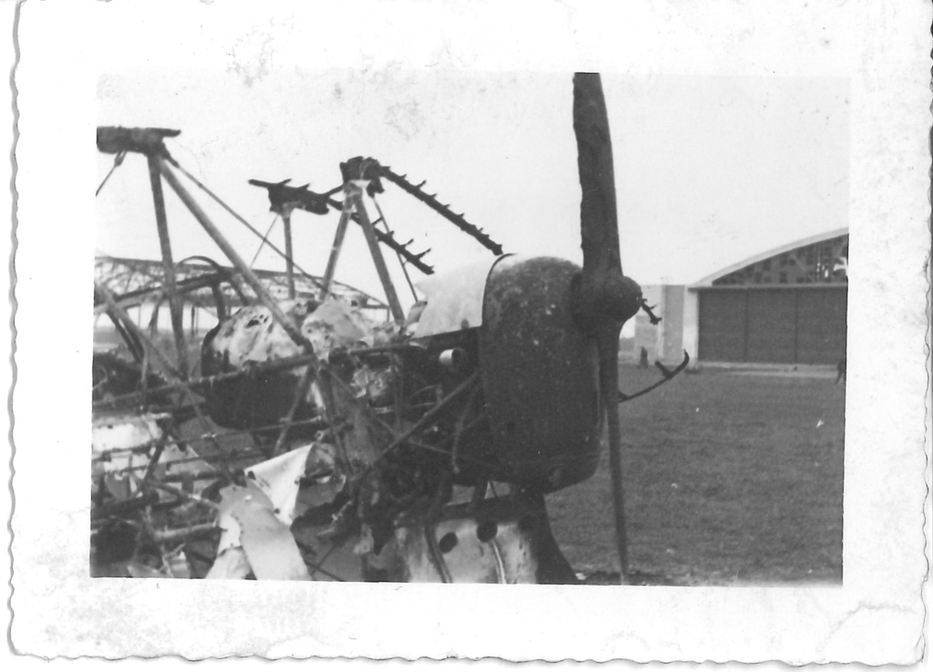 Wrak samolotu RWD-17, w tle hangary Eskadry Bombowej, 1939r., fotografia z prywatnej kolekcji Pana Pawła Oleszczuka