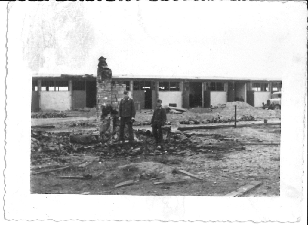 Personel Luftwaffe na tle zniszczonych budynków należących do infrastruktury lotniska, 1939r., fotografia z prywatnej kolekcji Pana Pawła Oleszczuka