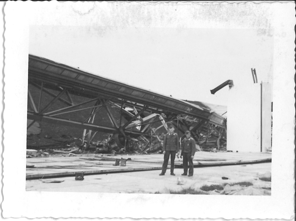 Uszkodzony hangar Eskadry Ćwiczebnej Bombowej, 1939r., fotografia z prywatnej kolekcji Pana Pawła Oleszczuka