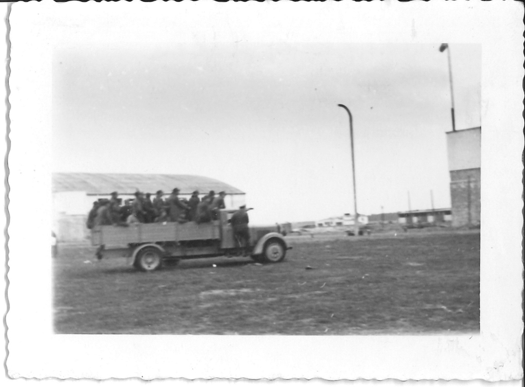 Transport polskich jeńców do prac porządkowych na lotnisku, 1939r., fotografia z prywatnej kolekcji Pana Pawła Oleszczuka