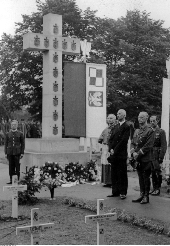 Uroczystość odsłonięcia pomnika ku czci polskich pilotów na cmentarzy Newark on-Trent, lata 40-te XX w., źródło: pl.wikipedia.org