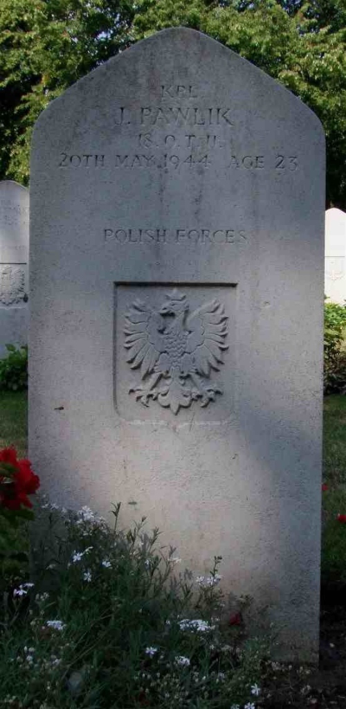 Nagrobek Józefa Pawlika na cmentarzu Newark on-Trent, po 2011, źródło:  niebieskaeskadra.pl